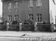 8682.Dom przy ulicy Marchlewskiego 16 (obecnie Wroclawska) w Gostyniu wybudowany w 1934 roku (zdjecie z poczatku lat 80. XX wieku)