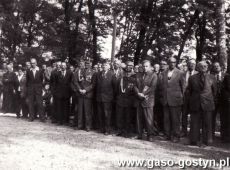 8687.Gostynscy kombatanci przed pomnikiem ku czci zolnierzy 17 Pulku Ulanow Wielkopolskich im. Krola Boleslawa Chrobrego w Walewicach poleglych w walkach z hitlerowskim najezdzca w latach 1939-1945