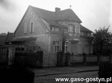 870. Dom przy Gerichtsstrasse 2 (Sadowa) w Gostyniu (pazdziernik 1942 r.), z lewej widac fragment bramy przy sadzie