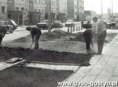 8701.Prace porzadkowe wykonywane przez mieszkancow Osiedla Konstytucji 3 Maja przy ulicy Gornej w Gostyniu (1990 r.)