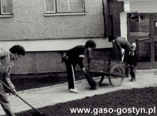 8702.Prace porzadkowe wykonywane przez mieszkancow Osiedla Konstytucji 3 Maja przy ulicy Gornej w Gostyniu (1990 r.)