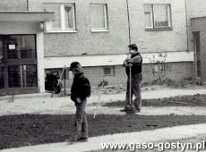 8703.Prace porzadkowe wykonywane przez mieszkancow Osiedla Konstytucji 3 Maja przy ulicy Gornej w Gostyniu (1990 r.)