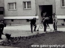 8704.Prace porzadkowe wykonywane przez mieszkancow Osiedla Konstytucji 3 Maja przy ulicy Gornej w Gostyniu (1990 r.)