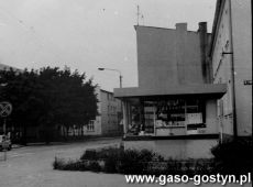 8715.Kiosk Ruch przy skrzyzowaniu ulic Juliana Marchlewskiego (obecnie Wroclawska) i Feliksa Dzierzynskiego (obecnie ks. Franciszka Olejniczaka) w Gostyniu (1987 r.).JPG