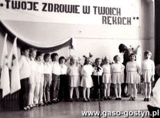 873. Final konkursu wojewodzkiego TWOJE ZDROWIE W TWOICH REKACH (stolowka Spoldzielni Mleczarskiej w Gostyniu, 13.10.1987 r.) - wystep przedszkolakow