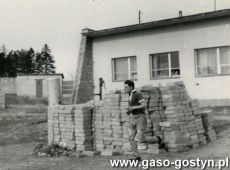 875.Szatnia na gostynskim stadionie (1964 r.)