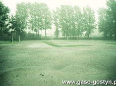 8765.Boisko liceum w Gostyniu po nawalnicy w 1997 roku