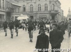 877.Przemarsz pilkarzy ulicami Gostynia z okazji inauguracji nowego sezonu pilkarskiego (poczatek lat 50. XX wieku)