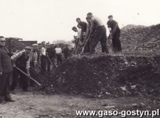 880.Czyn spoleczny plantatorow przy budowie drogi dojazdowej do punktu skupu ZPOW we wsi Chwalkowo (1969 r.)