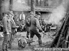 8800.Czlonkowie Kola Lowieckiego Drop Gostyn po polowaniu hubertowskim (1988 r.).JPG