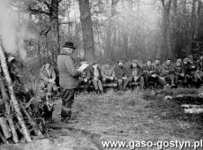 8802.Czlonkowie Kola Lowieckiego Drop Gostyn po polowaniu hubertowskim (1988 r.).JPG