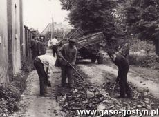 881.Czyn spoleczny plantatorow przy budowie drogi dojazdowej do punktu skupu ZPOW we wsi Chwalkowo (1969 r.)