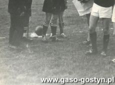 882.Stadion w Gostyniu - pierwszy z prawej, w ciemnej bluzie stoi Kazimierz Marciniak, bramkarz MZKS Kania Gostyn