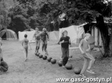 8822.Wspolny oboz w Brzedni harcerzy Hufca Gostyn i druzyny siatkarskiej juniorow MZKS Kania (1985 r.).JPG