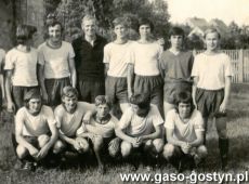 892.Druzyna juniorow starszych (mistrz okregu) z trenerem Jerzym Bajerem