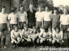 892.Druzyna juniorow starszych (mistrz okregu) z trenerem Jerzym Bajerem