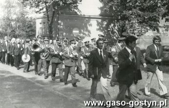 894.Przemarsz Orkiestry Detej Cukrowni Gostyn podczas Swieta Piesni i Muzyki w Lesznie (DNI LESZNA 1980r.)