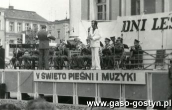 896.Koncert Orkiestry Detej Cukrowni Gostyn podczas Swieta Piesni i Muzyki (DNI LESZNA 1980r.)