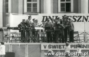 897.Koncert Orkiestry Detej Cukrowni Gostyn podczas Swieta Piesni i Muzyki (DNI LESZNA 1980r.)