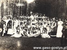 901.Zabawa w strojach narodowych w lesie pozegowskim w Gostyniu (1907 r.)