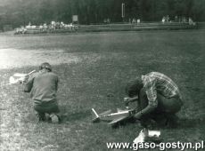 9014. II Dni Lotnictwa Sportowego w Gostyniu, pokaz mofeli latajacych na stadionie OSiR (1979 r.)