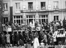 9022.Trybuna honorowa pochodu 1-majowego przed siedziba Komitetu Powiatowego PZPR przy ulicy Swierczewskiego w Gostyniu (1 maja 1971 r.).JPG