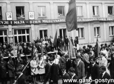 9023.Trybuna honorowa pochodu 1-majowego przed siedziba Komitetu Powiatowego PZPR przy ulicy Swierczewskiego w Gostyniu (1 maja 1971 r.).JPG