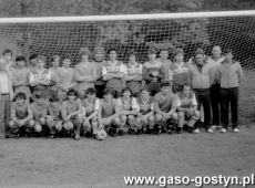 903.Stadion w Gostyniu - pamiatkowe zdjecie po meczu juniorow MZKS Kania Gostyn - BSG Motor Suhl (NRD), lata 80. XX wieku.JPG