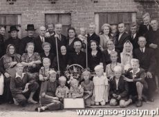 9069.Zlote Gody Marii (z domu Gronowska) i Wawrzyna (powstanca wielkopolskiego) Nowakow (podworze przy ulicy Poznanskiej w Gostyniu, 1950 r.)