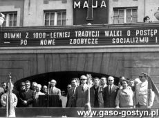 9090.Rynek w Gostyniu - trybuna przed ratuszem z okazji Swieta Pracy (1 maja 1966 r.).JPG