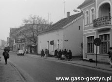 9102.Ulica PPR (obecnie Kolejowa) w Gostyniu (1991 r.) - budynek poczty i dawnej szkoly zydowskiej (obecnie wyburzony).JPG
