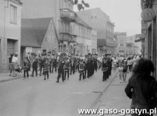 9103.Dni Gostynia w 1989 roku - Orkiestra Deta w przemarszu ulica Kolejowa.JPG