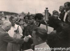 912.Nagrode dla Klubu Sportowego Kania Gostyn z rak starosty gostynskiego Jana Halasa odbiera prezes klubu Bronislaw Janowski (1947 r.)