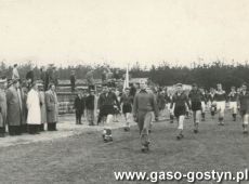 913.Inauguracja sezonu pilkarskiego na boisku przy Hucie Szkla w Gostyniu (ok. 1950 r.)