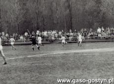 914.Mecz pilki noznej na stadionie przy ulicy Sportowej w Gostyniu (lata 70. XX wieku)