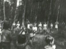 9197.Wycieczka do lasu dzieci z Przedszkola nr 2 w Gostyniu zorganizowana z okazji Dnia Dziecka (1 czerwca 1973 r.)