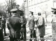 920. 1 maja 1979 r. - przygotowania Orkiestry Detej Cukrowni w Gostyniu do przemarszu na pochod 1. (ostatnie ustalenia z kapelmistrzem)