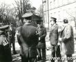 920. 1 maja 1979 r. - przygotowania Orkiestry Detej Cukrowni w Gostyniu do przemarszu na pochod 1. (ostatnie ustalenia z kapelmistrzem)