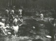 9200.Wycieczka do lasu dzieci z Przedszkola nr 2 w Gostyniu zorganizowana z okazji Dnia Dziecka (1 czerwca 1973 r.)