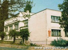 9210.Biblioteka Publiczna Miasta i Gminy w Gostyniu - pocztowka z okresu PRL-u