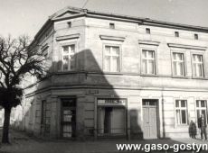 9227.Dom przy ulicy Powstancow Wlkp. 36 w Gostyniu, widoczne okno wystawowe sklepu mieso mniej wartosciowe (tzw. tania jatka)
