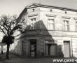 9227.Dom przy ulicy Powstancow Wlkp. 36 w Gostyniu, widoczne okno wystawowe sklepu mieso mniej wartosciowe (tzw. tania jatka)