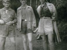 9230.Kadra obozu gostynskich harcerzy w Ostrowieczku (1957 r.), stoja od lewej Gorkiewicz, Gaszek, NN