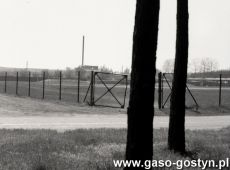 9242.Ulica Starogostynska w Gostyniu, z prawej strony widoczne boisko pilkarskie na miejscu ktorego w 1958 roku rozpoczeto rozbudowe huty szkla