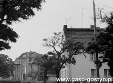 9243.Widok na budynek sadu od strony ulicy Dzierzynskiego (obecnie ks. Olejniczaka) w Gostyniu w 1987 roku.JPG