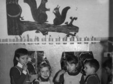 9247.Dzieci z Klubu Wiewiorka z Przedszkola nr 4 (Jarzebinka) w Gostyniu (1973 r.)