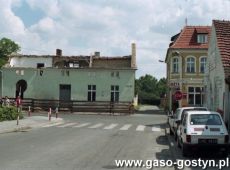 9249.Rozbiorka budynku dawnej szkoly zydowskiej przy ulicy Kolejowej w Gostyniu