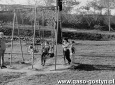 9257.Plac zabaw na walach w Gostyniu (1986 r.).JPG