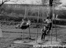9262.Plac zabaw na walach w Gostyniu (1986 r.).JPG