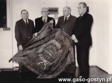 9263.Przekazanie sztandaru Kurkowego Bractwa Strzeleckiego do Muzeum w Gostyniu, stoja od lewej Antoni Grzymislawski, Czeslaw Prywer, Boleslaw Mrozek i Czeslaw Ozminkowski